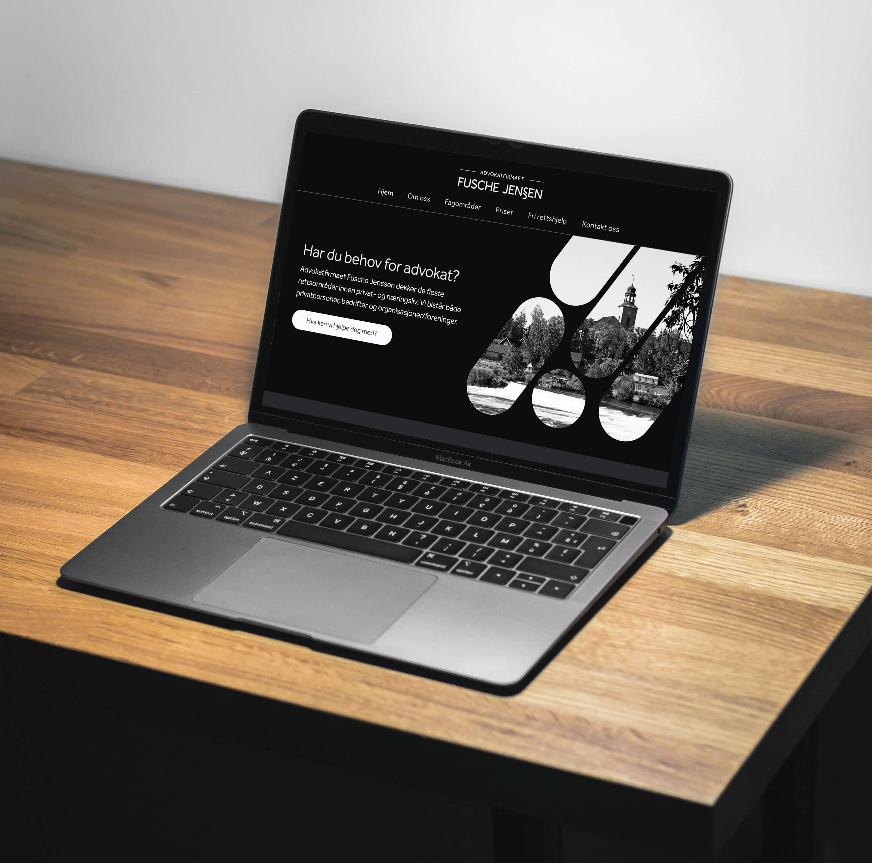 Mockup av forsiden på nettsiden på en macbook-mockup